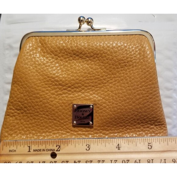 Dooney & Bourke Pebbled Leather Framed Kisslock Card & Coin Holder Large Toffee - Picture 4 of 5